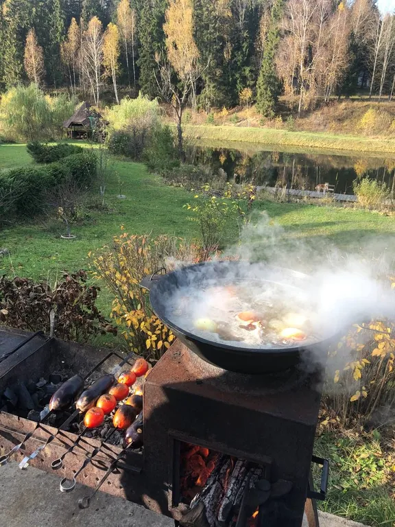 Дом на берегу реки с баней на дровах