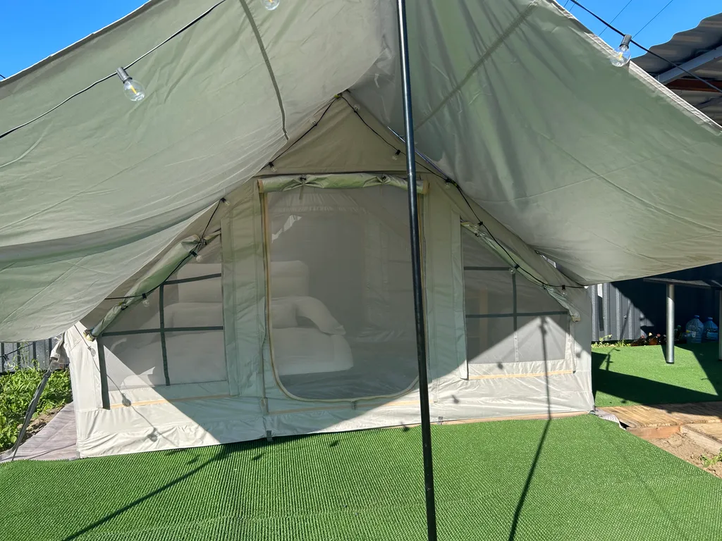 Уютная надувная палатка ждет вас на закрытой территории