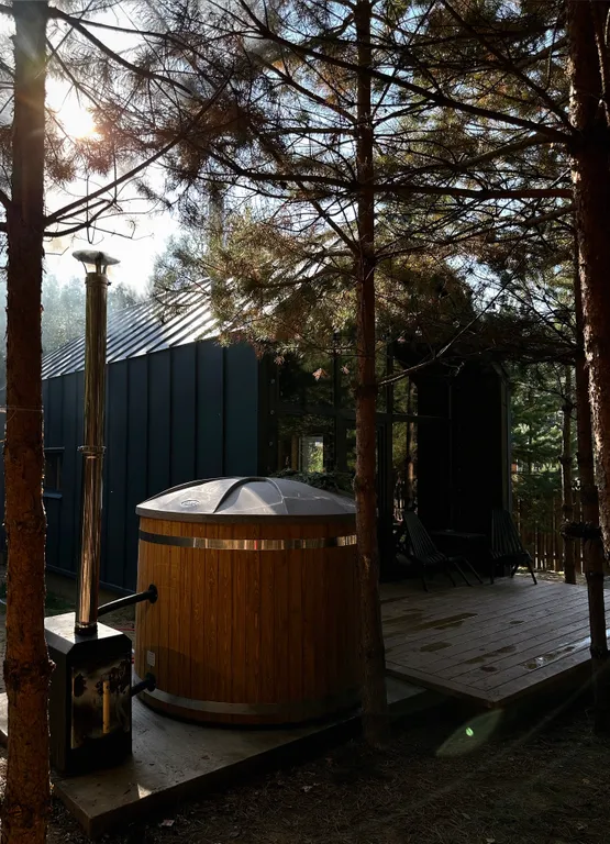 Барнхаус с панорамными окнами и банным чаном фурако