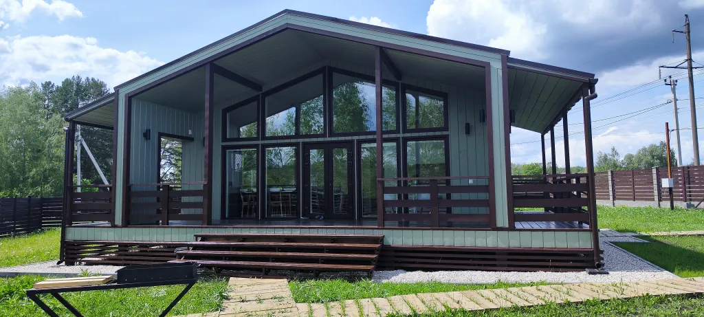 Дом с панорамными окнами в стиле Barn House