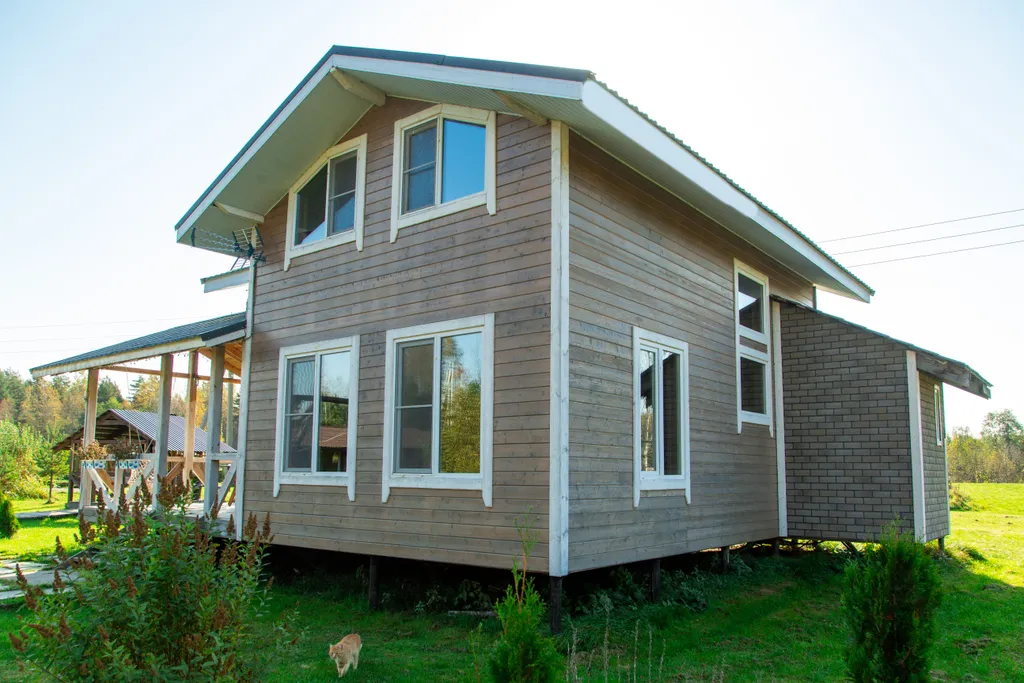 Дом у пруда