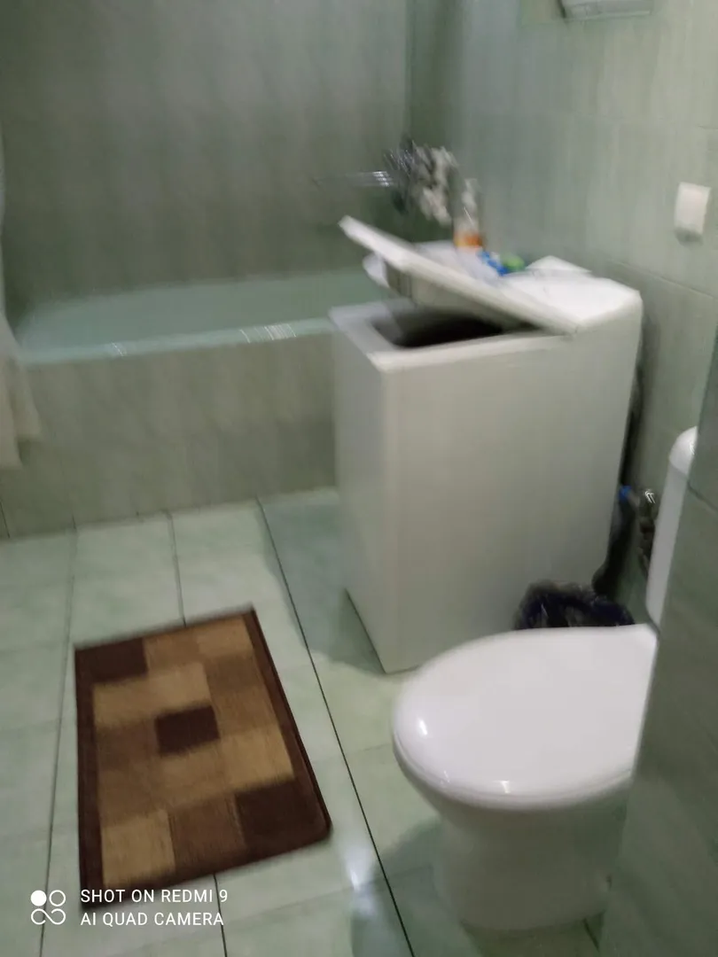 Ванная комната - ванна, стиральная машинка, умывальник, унитаз.