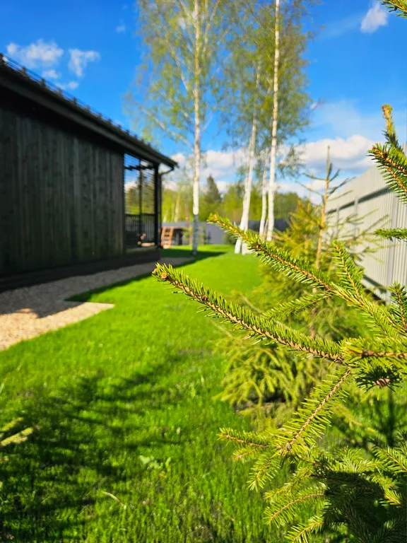 Дом с большой террасой, панорамными окнами, банным чаном и сауной