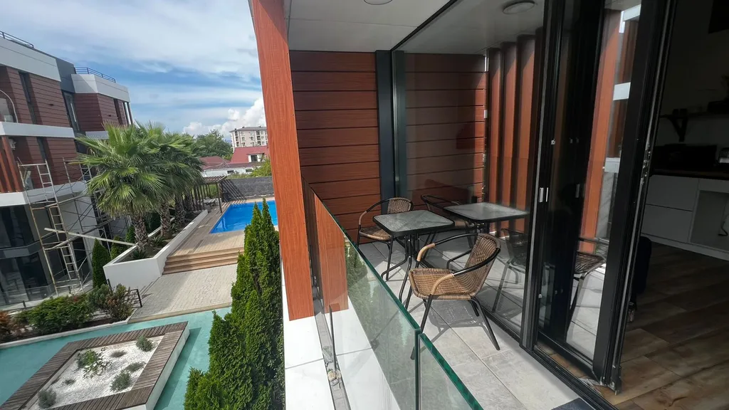 Квартира с дизайнерским ремонтом в японском стиле с бассейном