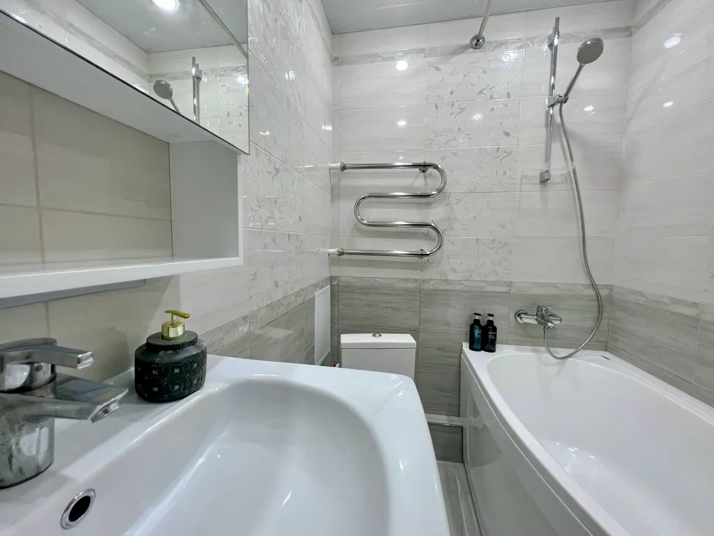 Lux Blue apartment с ванной и большим ТВ (1ый ЖК от метро, 700 метров)