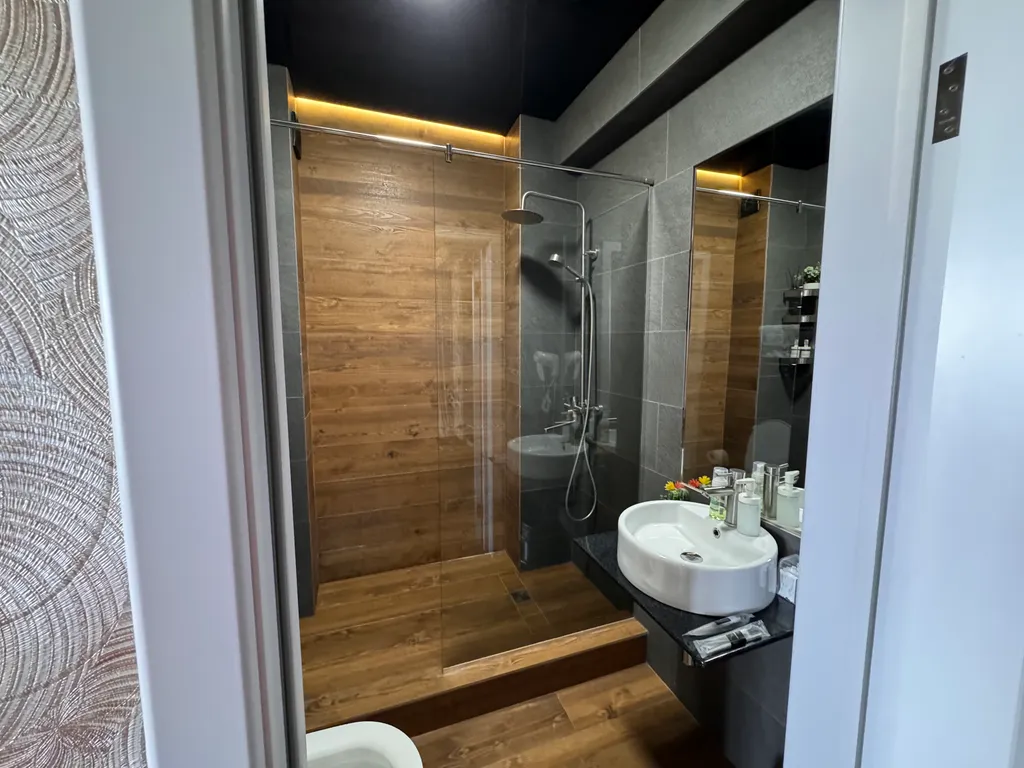 Студия с огромной парящей кроватью