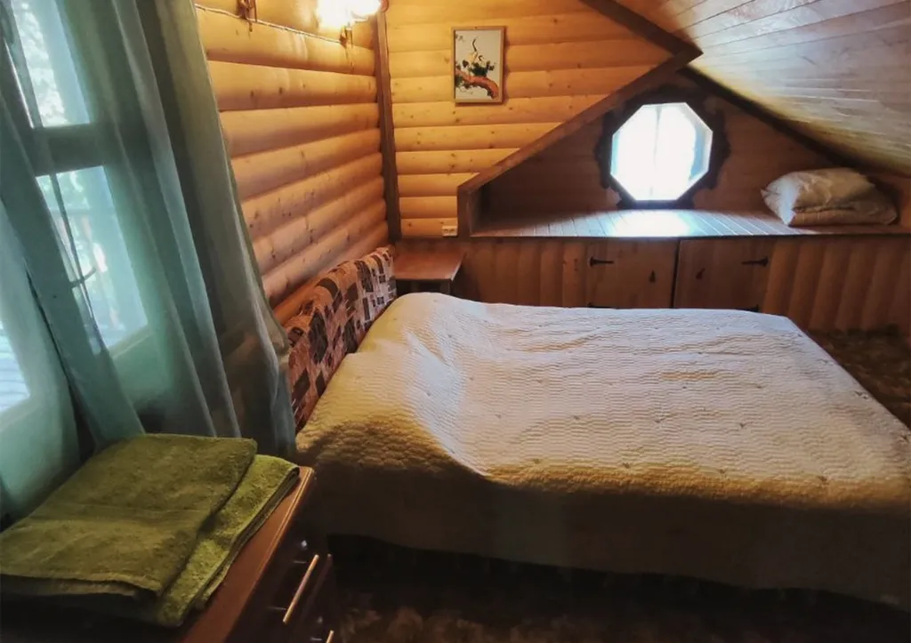 Бревенчатый коттедж на озере Селигер