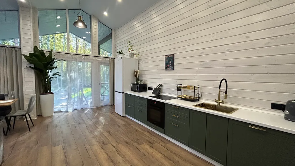 Загородный дом с большой террасой, кострищем и лесом