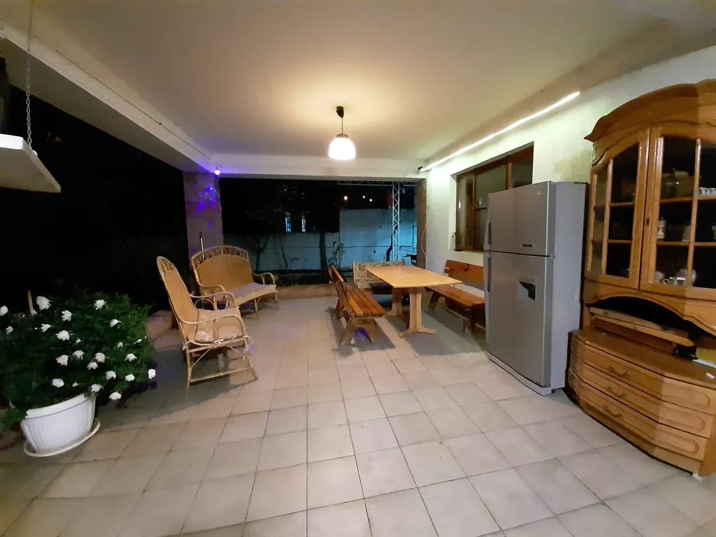 Дом с бассейном недалеко от моря