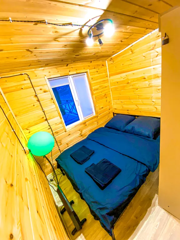 Дом со своей баней, банным чаном, террасой, мангалом коптильней в лесу