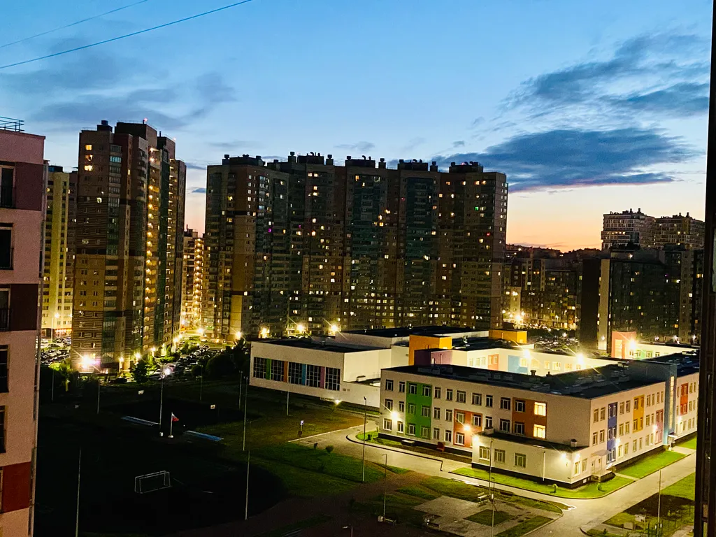 Уютная квартира с прекрасным видом на город в огнях