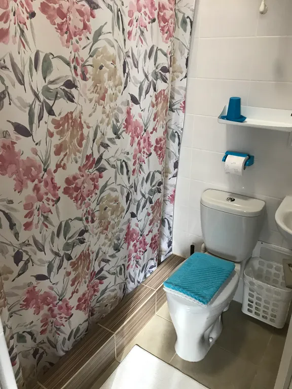 Трехместный номер, с двуспальной кроватью и односпальной, вид во двор