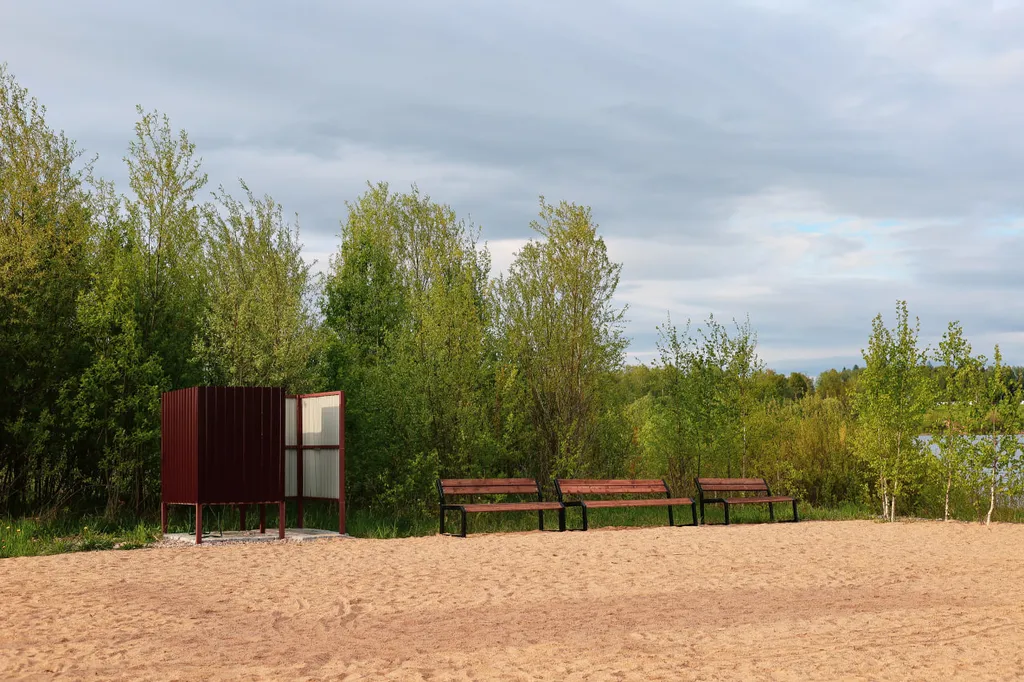 Черный дом на берегу водохранилища