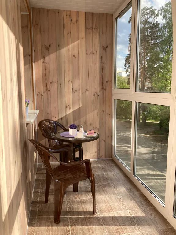 Просторная студия с огромной лоджией у озера