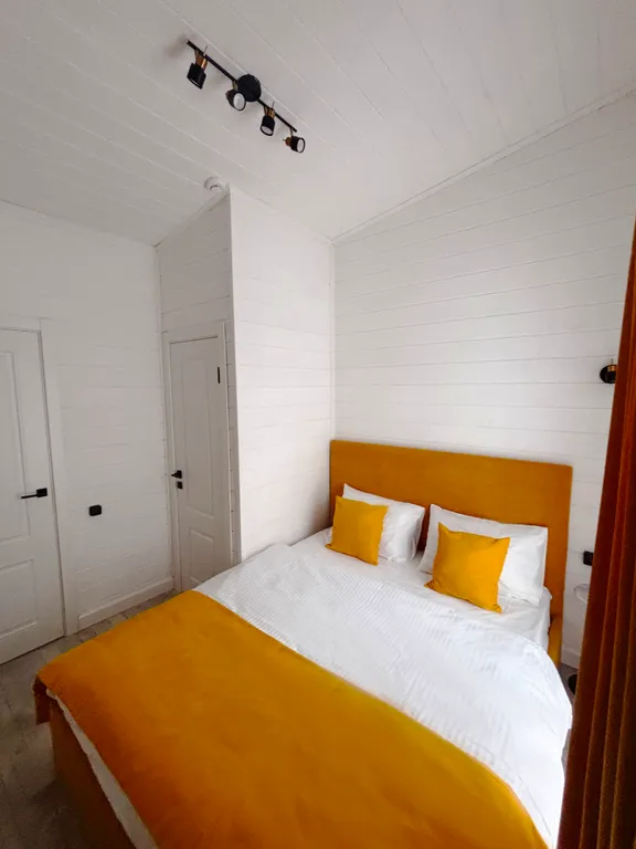 Домик у озера с купелью