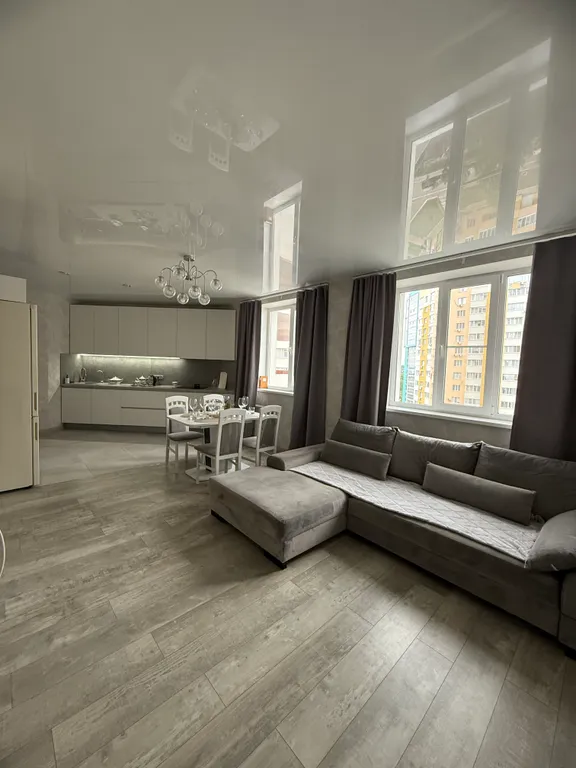 Красивая квартира с панорамным видом на Волгу