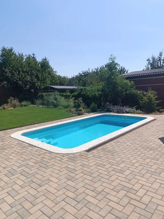 Приятный дом с бассейном и баней