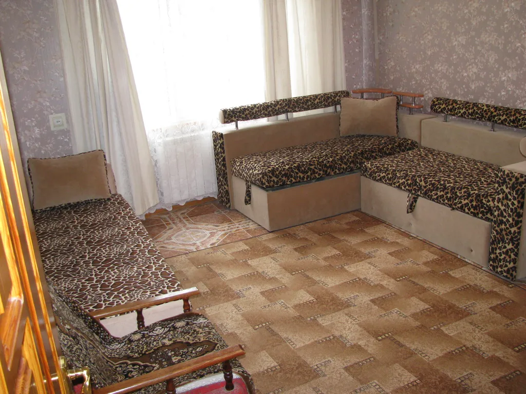 Квартира с зеленым двориком, мангалом и гаражом в 5 мин от моря