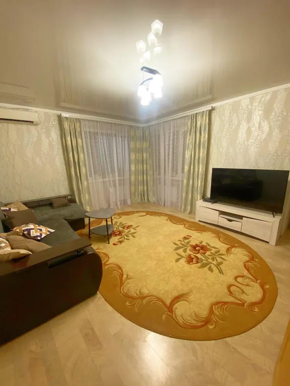 Большой двухэтажный дом