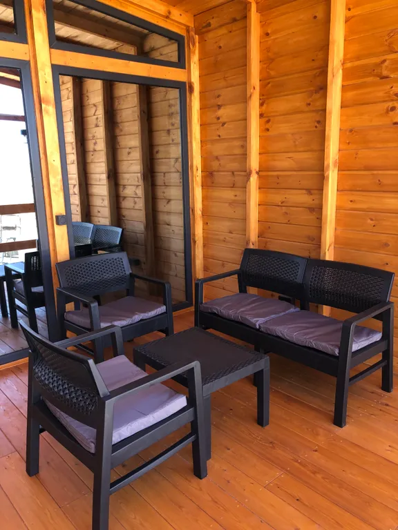 Современный дом на берегу моря