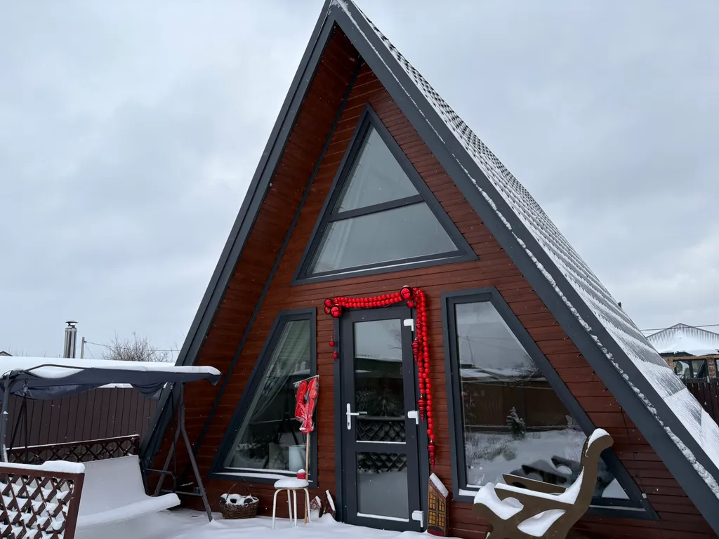 Сказочный А-фрейм с отдельной баней из липы в заповедном лесу