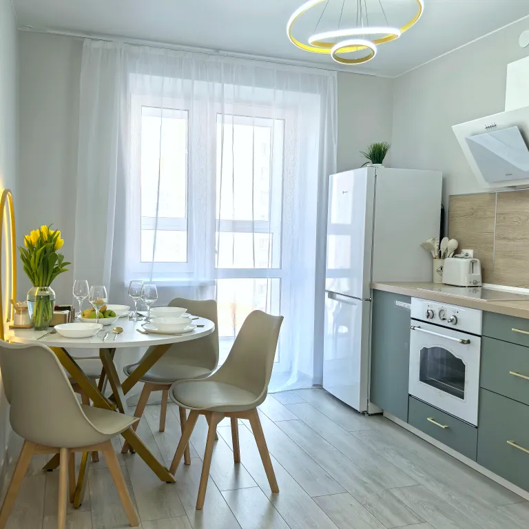 Тюльпаны & солнце: стильная 1-комнатная квартира в современном доме