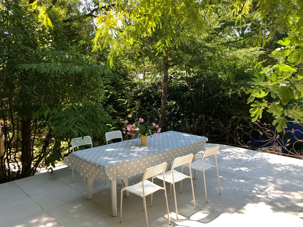 Дом и море через дорогу