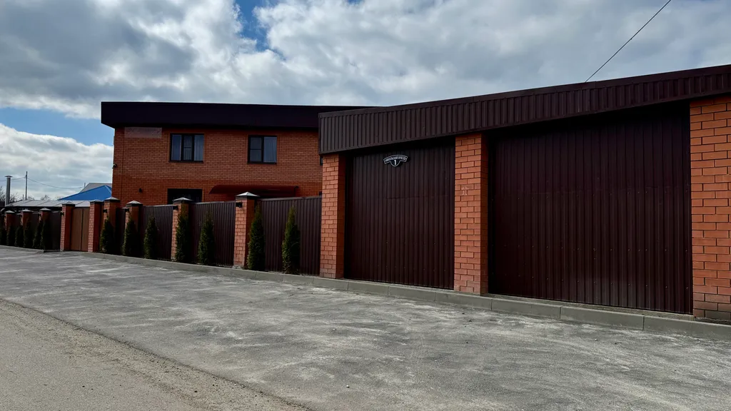 Дом с бассейном и баней