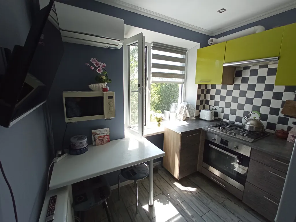 Уютная светлая комната рядом с морем