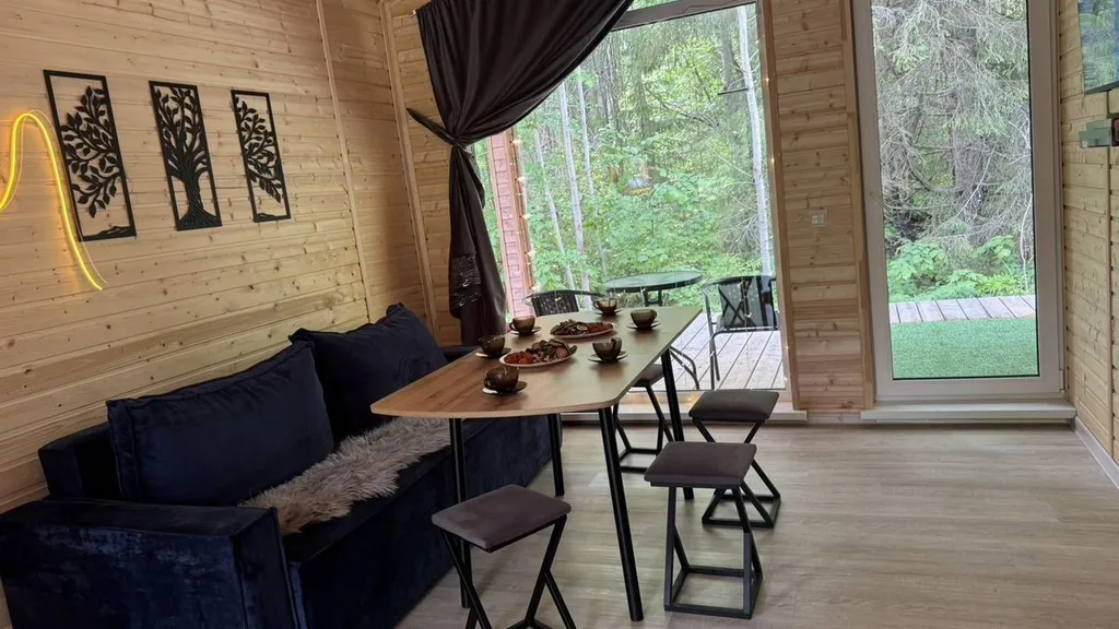 Дом с баней и ванна в лесу