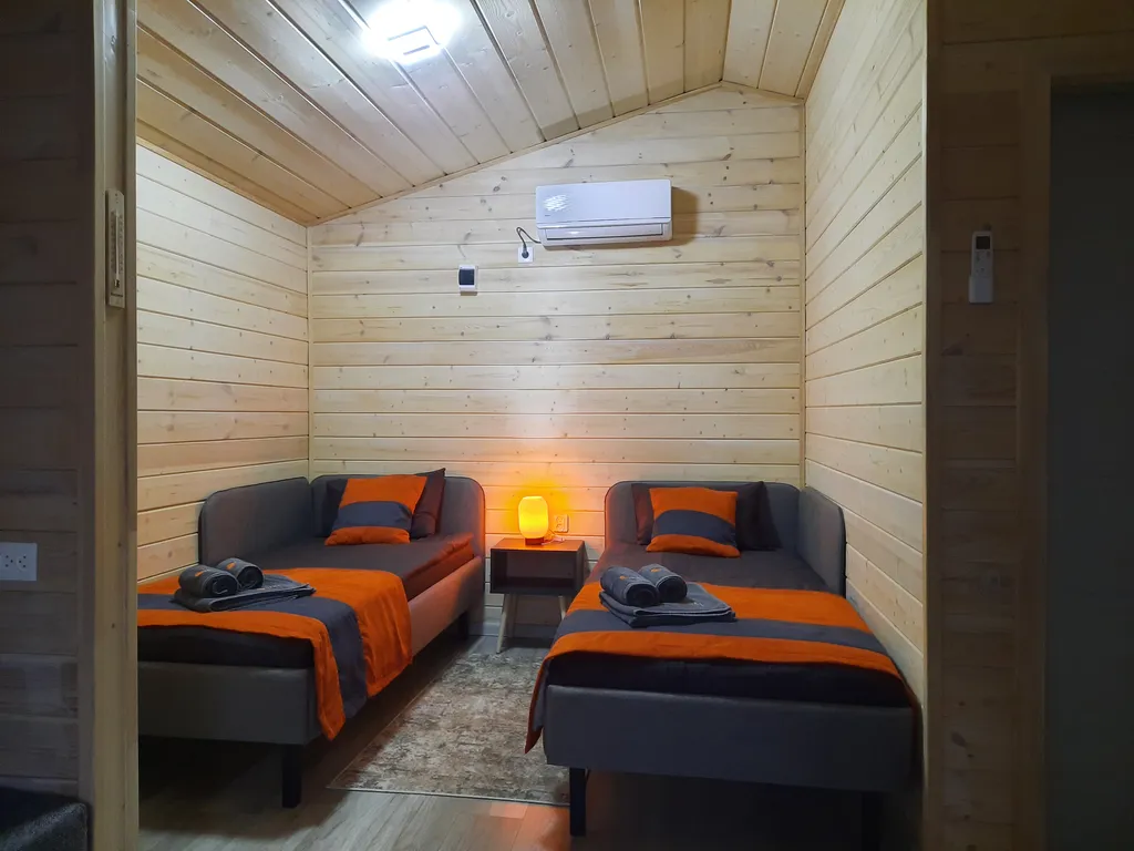 Коттедж Уютный четырёхместный Домик де-люкс с отдельными кроватями — аренда посуточно в Поповка