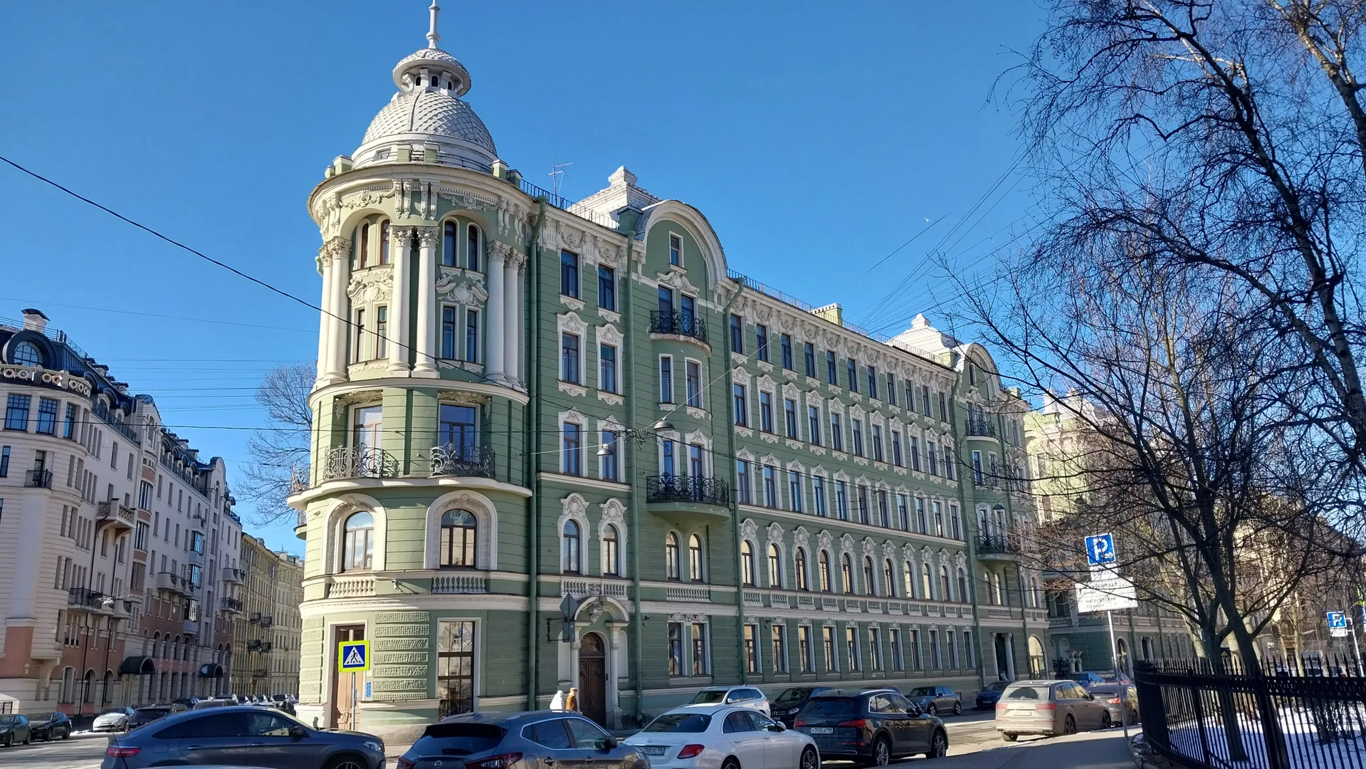 Памятник архитектуры доходный дом лесопромышленников братьев Колобовых. Пушкарский переулок виден слева.