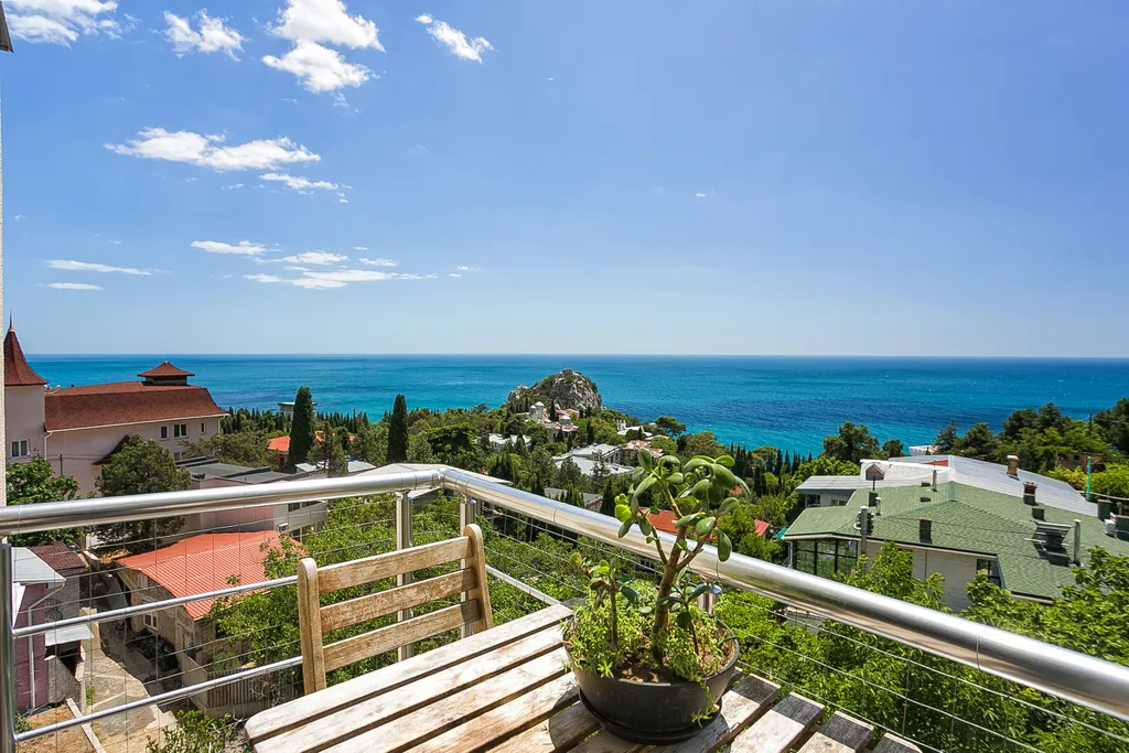 Квартира с двумя балконами и панорамным видом на море и горы