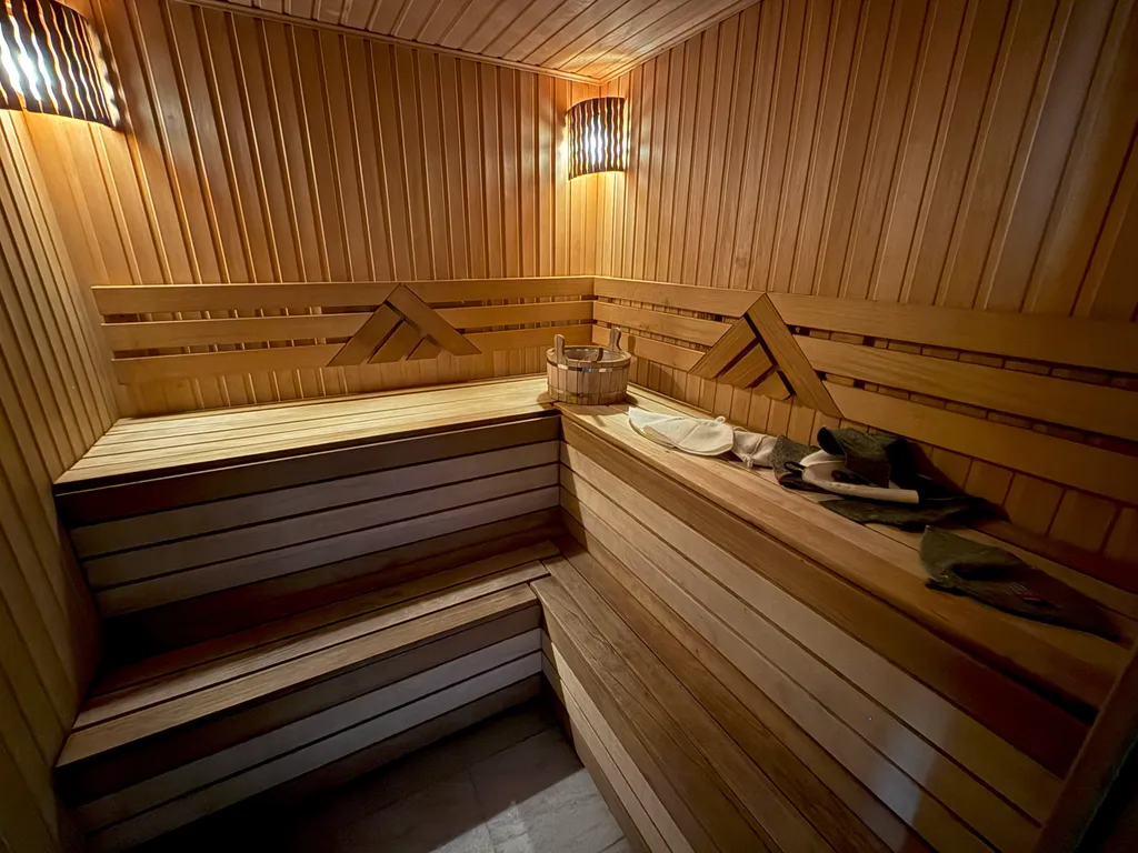 Дом с бассейном, спортзалом и 3 спальнями