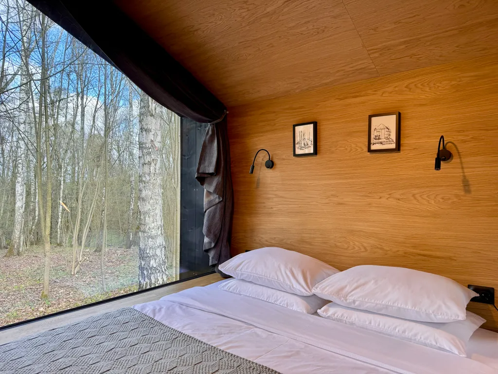 Дубльдом Тopоl cо cтильным интерьерoм и панoрaмным видом на лeс