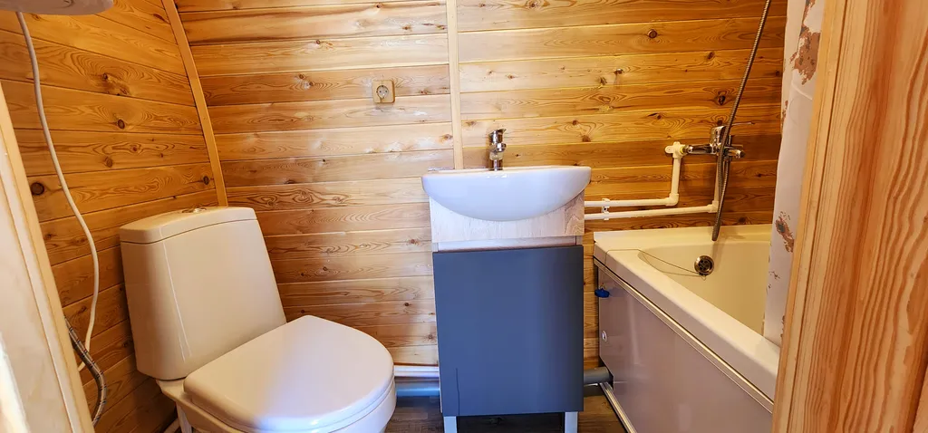 Уютный кемпинг с видом на лес