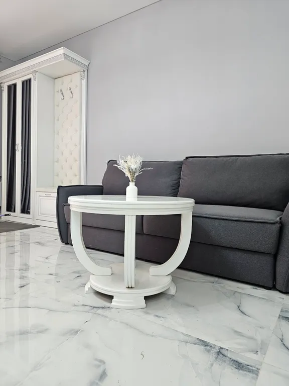 Новый современный дом в центре города, рядом с набережной.