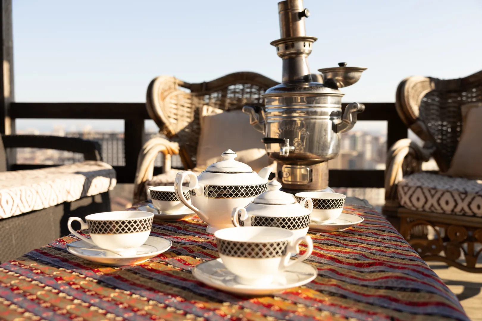 А это мы отдыхаем во дворе в нашей беседке с видом на город Махачкалу и пьём чай из самовара. И такой чайный сервиз мы вам предоставим