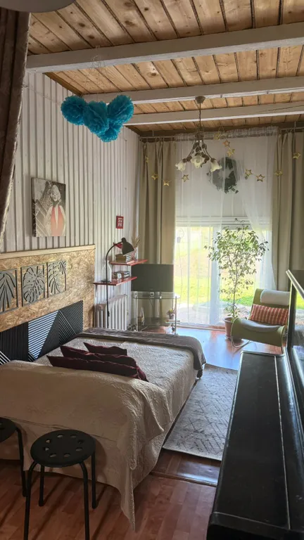 Уютный домик в деревне с выходом на веранду и ухоженным садом