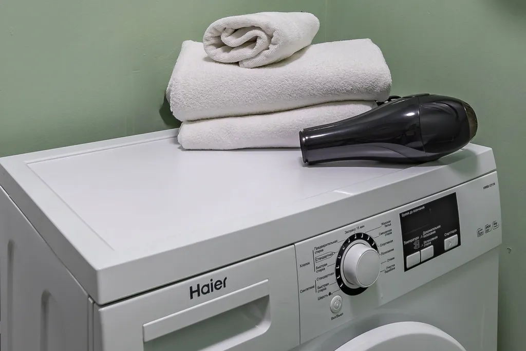 Уютная студия с качелью, у озера