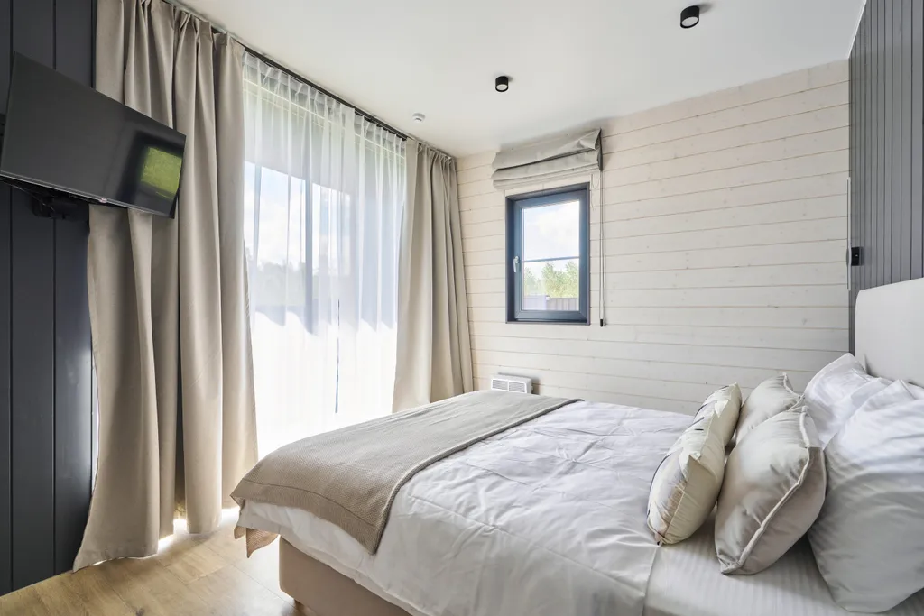 Просторный дом с сауной и камином в окружении леса и реки