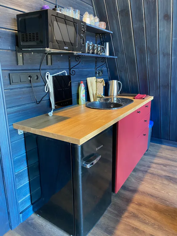 Smaland Musta House на берегу реки