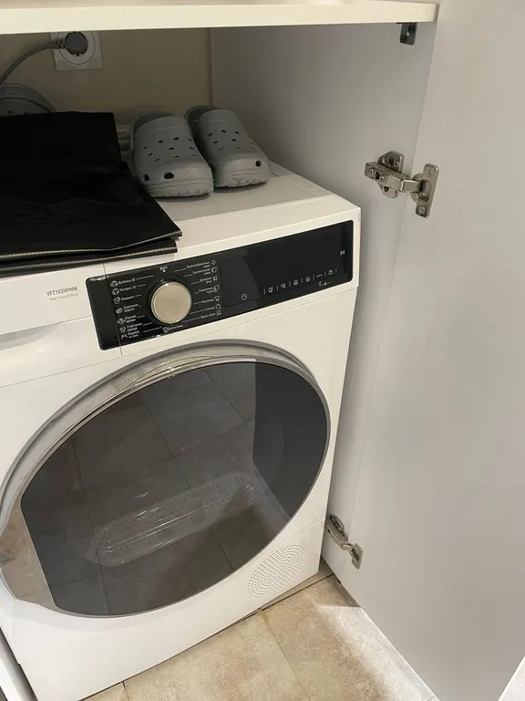 Дом с бассейном у леса