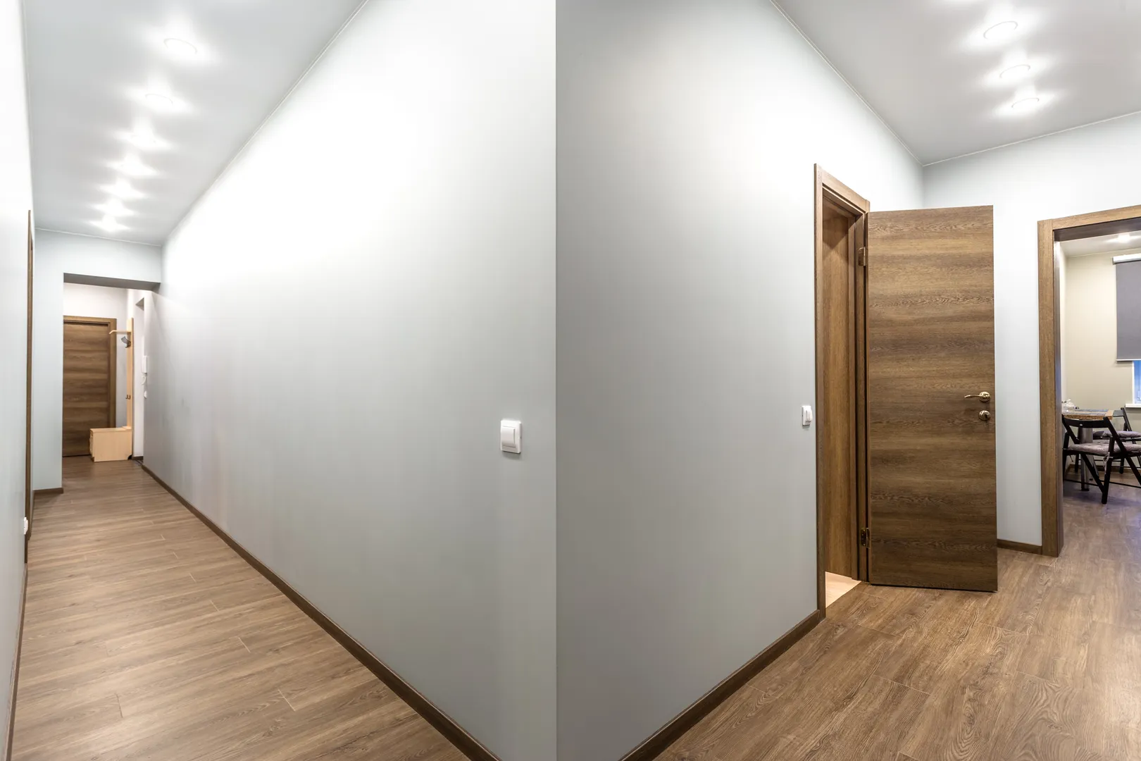 Коридоры квартиры. Слева коридор у входной двери, справа коридор у кухни и ванной комнаты.