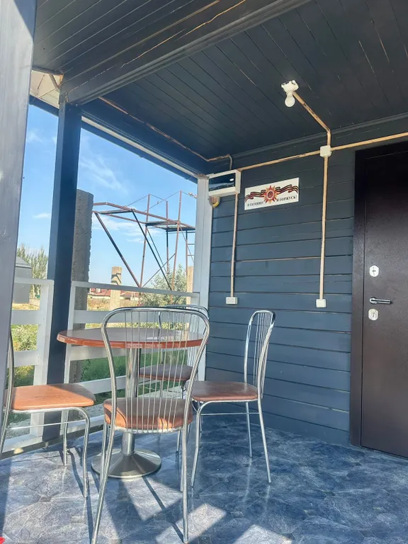 Уютный деревянный домик у моря