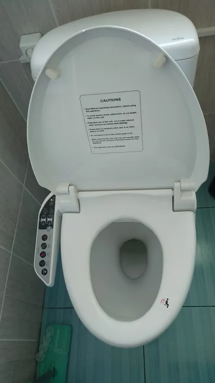 Дом у пруда в окружении гор