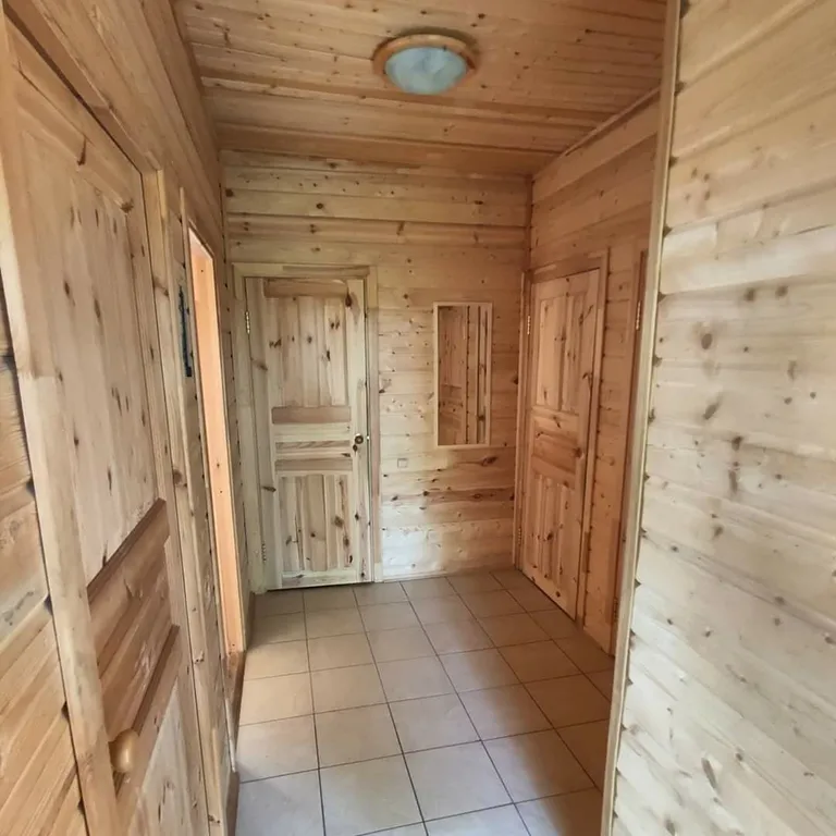 Дом на берегу озера с видом на лес