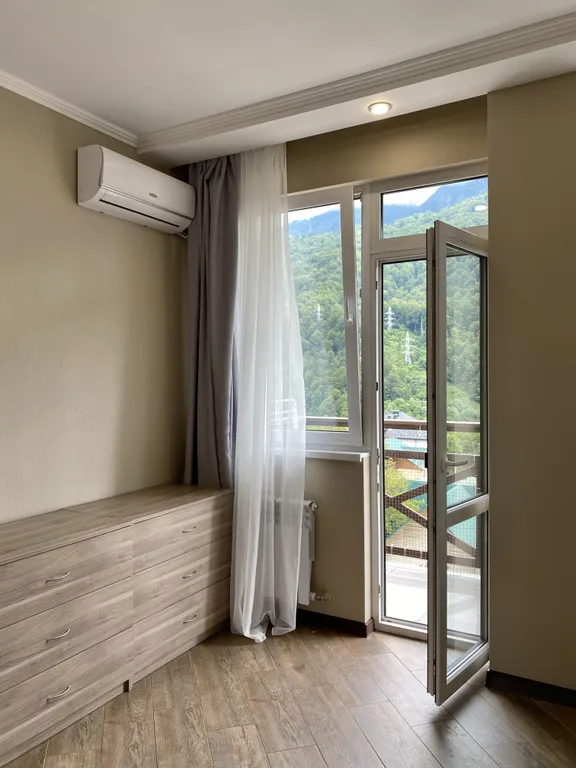 Евродвухкомнатный апартамент с балконом и видом на пик Аибга