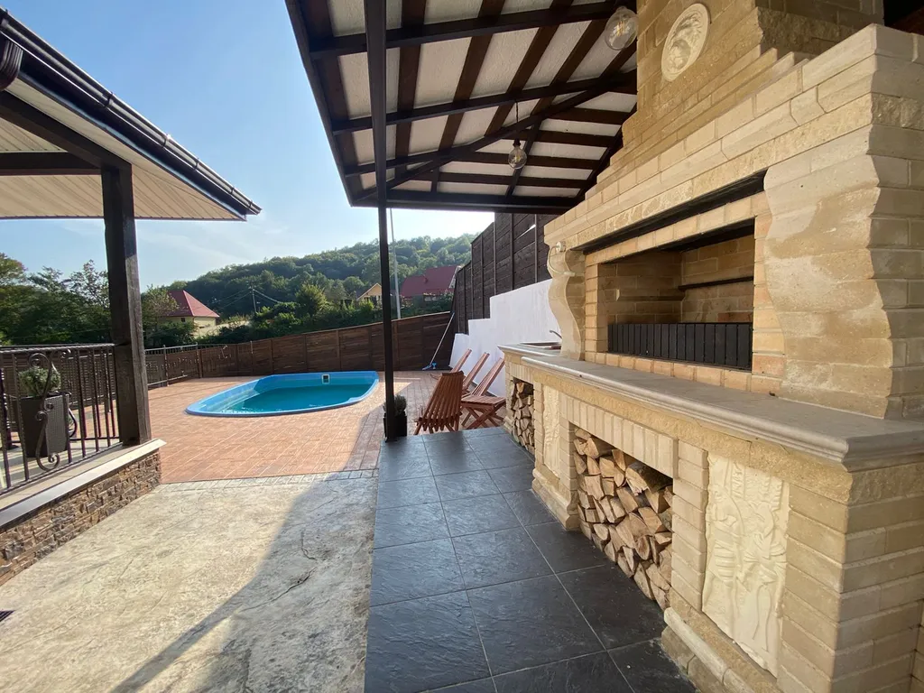 Дом с бассейном и домашним кинотеатром