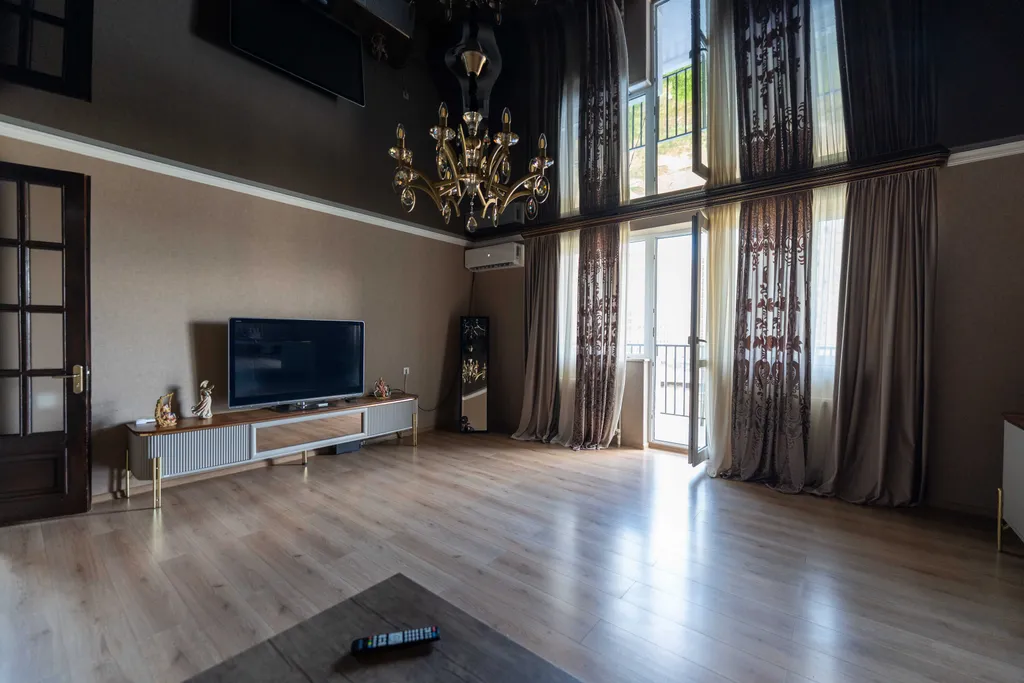 Two bedroom, newly renovated apartment